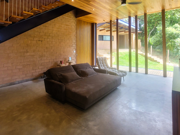 Casa para Venda e Temporada em Ubatuba no condomínio Praia do Pulso com 05 suítes e 580 m²