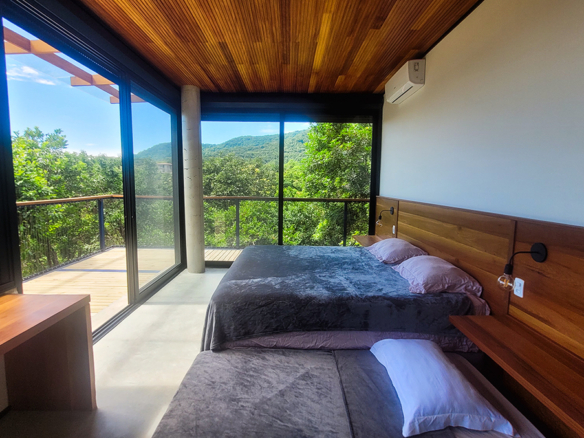 Casa para Venda e Temporada em Ubatuba no condomínio Praia do Pulso com 05 suítes e 580 m²