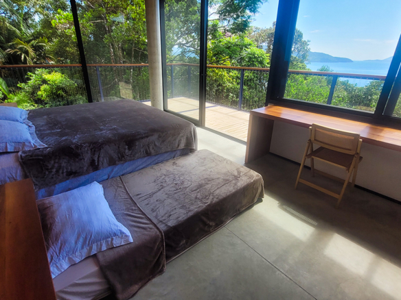 Casa para Venda e Temporada em Ubatuba no condomínio Praia do Pulso com 05 suítes e 580 m²