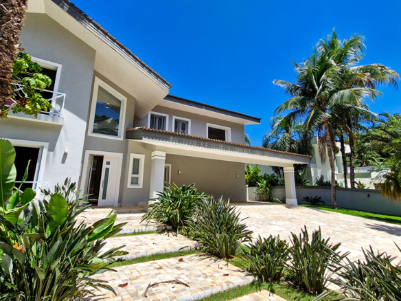 Casa para venda pé na areia, Condomínio Cocanha, contendo 06 dormitórios sendo 02 suítes, com 574m²
