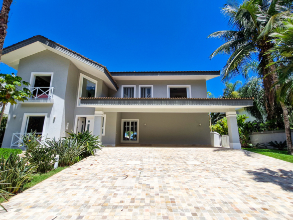 Casa para venda pé na areia, Condomínio Cocanha, contendo 06 dormitórios sendo 02 suítes, com 574m²