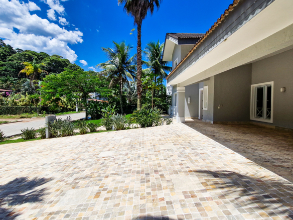Casa para venda pé na areia, Condomínio Cocanha, contendo 06 dormitórios sendo 02 suítes, com 574m²