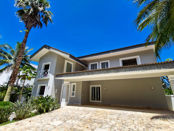 Casa para venda pé na areia, Condomínio Cocanha, contendo 06 dormitórios sendo 02 suítes, com 574m²