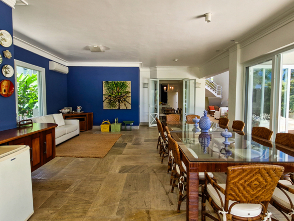 Casa para venda pé na areia, Condomínio Cocanha, contendo 06 dormitórios sendo 02 suítes, com 574m²