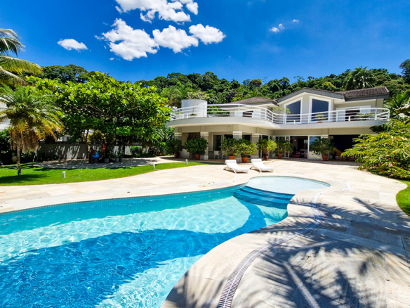 Casa para venda pé na areia, Condomínio Cocanha, contendo 06 dormitórios sendo 02 suítes, com 574m²