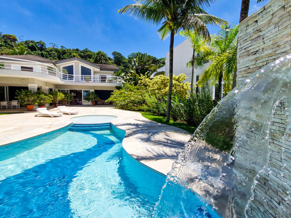 Casa para venda pé na areia, Condomínio Cocanha, contendo 06 dormitórios sendo 02 suítes, com 574m²