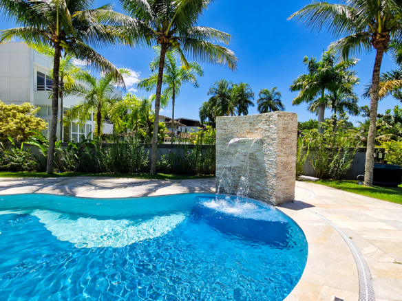 Casa para venda pé na areia, Condomínio Cocanha, contendo 06 dormitórios sendo 02 suítes, com 574m²