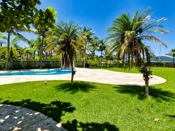 Casa para venda pé na areia, Condomínio Cocanha, contendo 06 dormitórios sendo 02 suítes, com 574m²