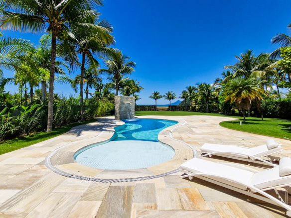 Casa para venda pé na areia, Condomínio Cocanha, contendo 06 dormitórios sendo 02 suítes, com 574m²