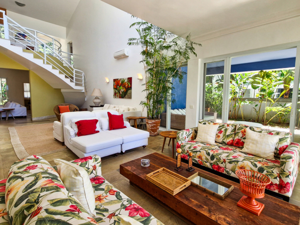 Casa para venda pé na areia, Condomínio Cocanha, contendo 06 dormitórios sendo 02 suítes, com 574m²
