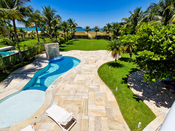 Casa para venda pé na areia, Condomínio Cocanha, contendo 06 dormitórios sendo 02 suítes, com 574m²