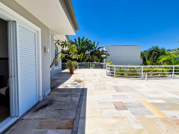 Casa para venda pé na areia, Condomínio Cocanha, contendo 06 dormitórios sendo 02 suítes, com 574m²