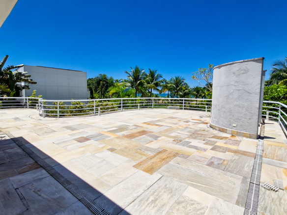 Casa para venda pé na areia, Condomínio Cocanha, contendo 06 dormitórios sendo 02 suítes, com 574m²