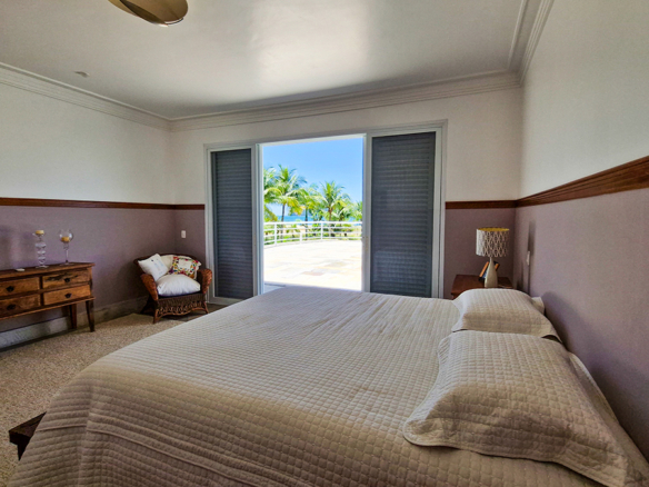Casa para venda pé na areia, Condomínio Cocanha, contendo 06 dormitórios sendo 02 suítes, com 574m²