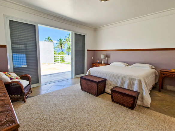Casa para venda pé na areia, Condomínio Cocanha, contendo 06 dormitórios sendo 02 suítes, com 574m²