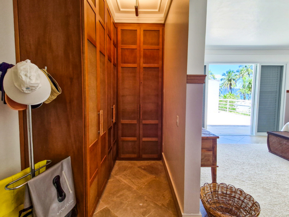 Casa para venda pé na areia, Condomínio Cocanha, contendo 06 dormitórios sendo 02 suítes, com 574m²