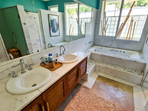 Casa para venda pé na areia, Condomínio Cocanha, contendo 06 dormitórios sendo 02 suítes, com 574m²