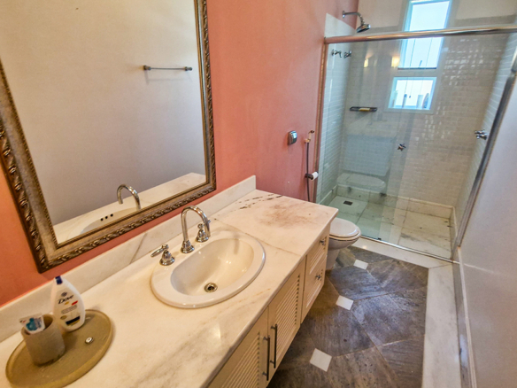 Casa para venda pé na areia, Condomínio Cocanha, contendo 06 dormitórios sendo 02 suítes, com 574m²