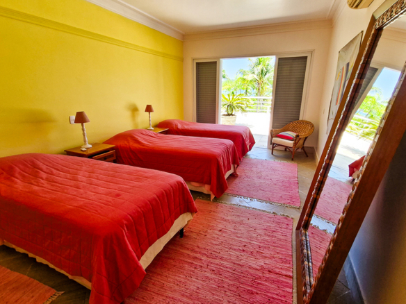 Casa para venda pé na areia, Condomínio Cocanha, contendo 06 dormitórios sendo 02 suítes, com 574m²