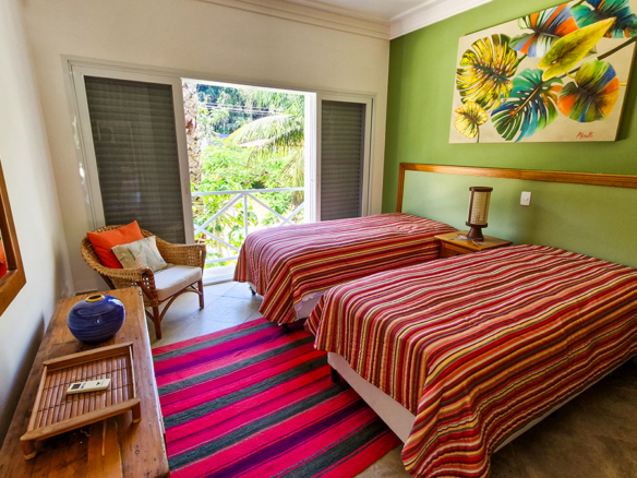 Casa para venda pé na areia, Condomínio Cocanha, contendo 06 dormitórios sendo 02 suítes, com 574m²