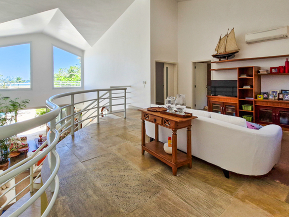 Casa para venda pé na areia, Condomínio Cocanha, contendo 06 dormitórios sendo 02 suítes, com 574m²