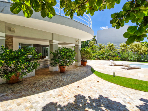 Casa para venda pé na areia, Condomínio Cocanha, contendo 06 dormitórios sendo 02 suítes, com 574m²