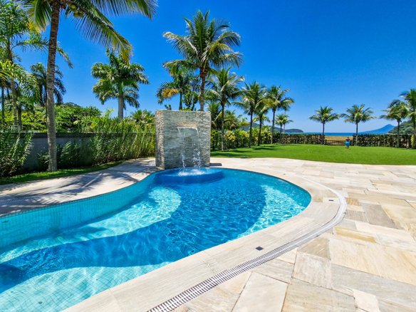 Casa para venda pé na areia, Condomínio Cocanha, contendo 06 dormitórios sendo 02 suítes, com 574m²