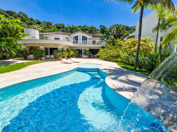 Casa para venda pé na areia, Condomínio Cocanha, contendo 06 dormitórios sendo 02 suítes, com 574m²