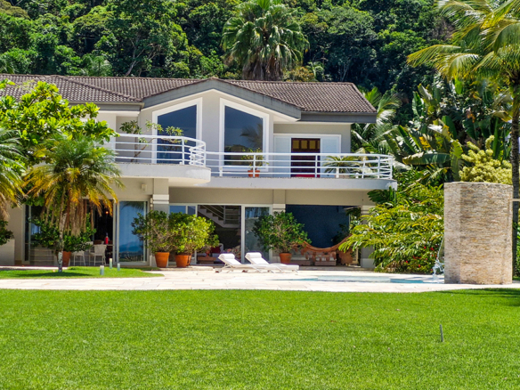 Casa para venda pé na areia, Condomínio Cocanha, contendo 06 dormitórios sendo 02 suítes, com 574m²