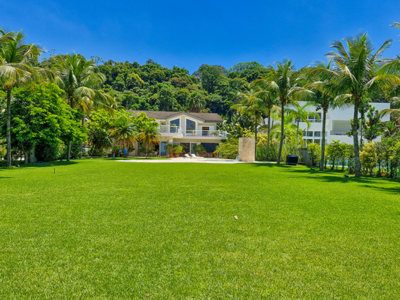 Casa para venda pé na areia, Condomínio Cocanha, contendo 06 dormitórios sendo 02 suítes, com 574m²