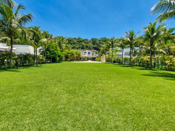 Casa para venda pé na areia, Condomínio Cocanha, contendo 06 dormitórios sendo 02 suítes, com 574m²
