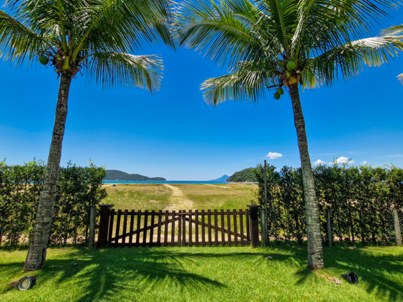 Casa para venda pé na areia, Condomínio Cocanha, contendo 06 dormitórios sendo 02 suítes, com 574m²