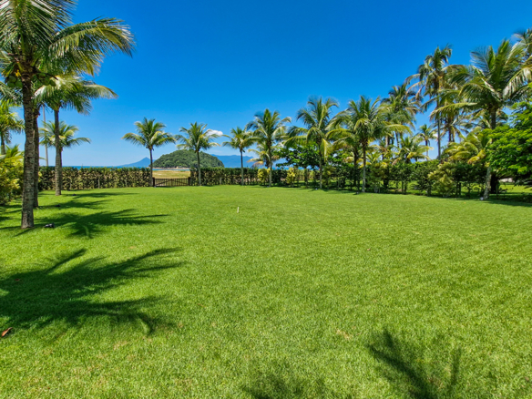 Casa para venda pé na areia, Condomínio Cocanha, contendo 06 dormitórios sendo 02 suítes, com 574m²