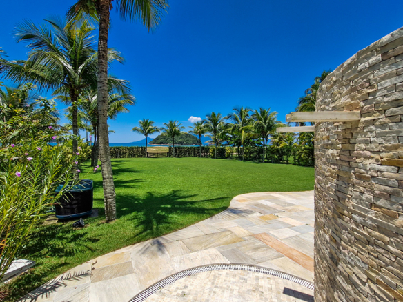 Casa para venda pé na areia, Condomínio Cocanha, contendo 06 dormitórios sendo 02 suítes, com 574m²