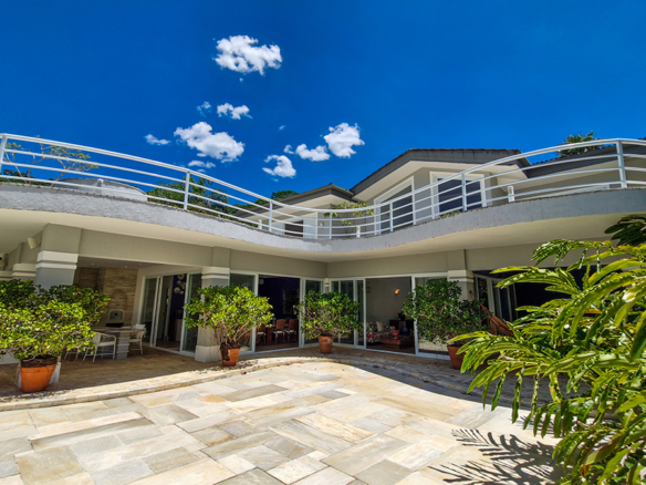 Casa para venda pé na areia, Condomínio Cocanha, contendo 06 dormitórios sendo 02 suítes, com 574m²