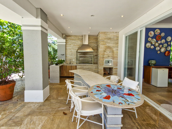 Casa para venda pé na areia, Condomínio Cocanha, contendo 06 dormitórios sendo 02 suítes, com 574m²