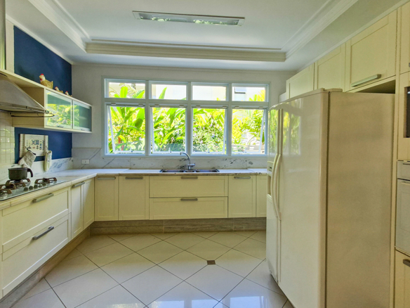 Casa para venda pé na areia, Condomínio Cocanha, contendo 06 dormitórios sendo 02 suítes, com 574m²