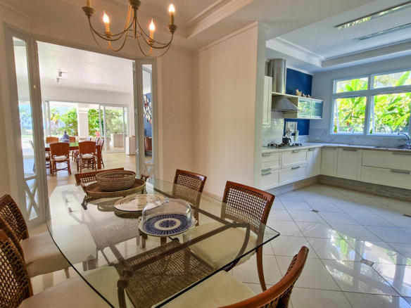 Casa para venda pé na areia, Condomínio Cocanha, contendo 06 dormitórios sendo 02 suítes, com 574m²
