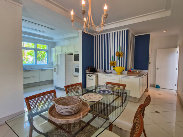 Casa para venda pé na areia, Condomínio Cocanha, contendo 06 dormitórios sendo 02 suítes, com 574m²