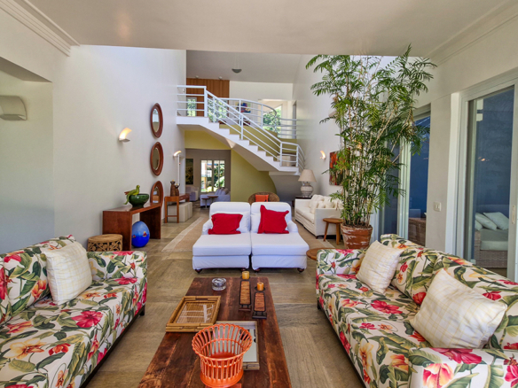 Casa para venda pé na areia, Condomínio Cocanha, contendo 06 dormitórios sendo 02 suítes, com 574m²