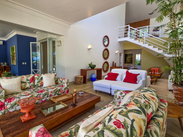 Casa para venda pé na areia, Condomínio Cocanha, contendo 06 dormitórios sendo 02 suítes, com 574m²