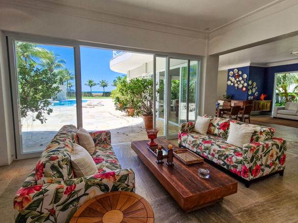 Casa para venda pé na areia, Condomínio Cocanha, contendo 06 dormitórios sendo 02 suítes, com 574m²