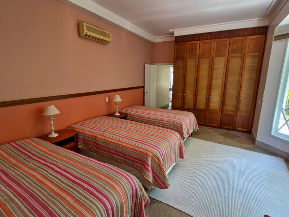 Casa para venda pé na areia, Condomínio Cocanha, contendo 06 dormitórios sendo 02 suítes, com 574m²