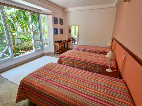 Casa para venda pé na areia, Condomínio Cocanha, contendo 06 dormitórios sendo 02 suítes, com 574m²