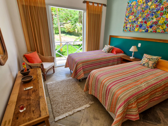 Casa para venda pé na areia, Condomínio Cocanha, contendo 06 dormitórios sendo 02 suítes, com 574m²