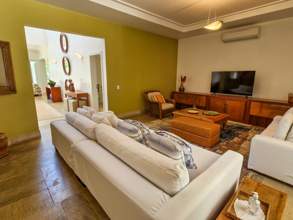 Casa para venda pé na areia, Condomínio Cocanha, contendo 06 dormitórios sendo 02 suítes, com 574m²