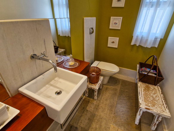 Casa para venda pé na areia, Condomínio Cocanha, contendo 06 dormitórios sendo 02 suítes, com 574m²