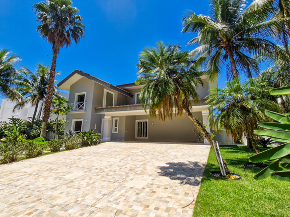 Casa para venda pé na areia, Condomínio Cocanha, contendo 06 dormitórios sendo 02 suítes, com 574m²