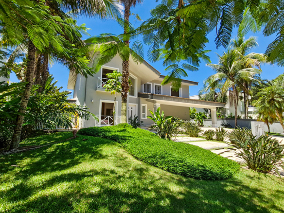 Casa para venda pé na areia, Condomínio Cocanha, contendo 06 dormitórios sendo 02 suítes, com 574m²