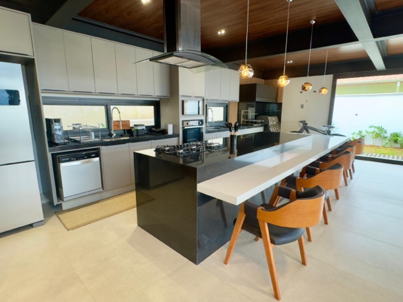 Casa a Venda e locação, na Praia da Lagoinha, 05 quartos, 360 m²